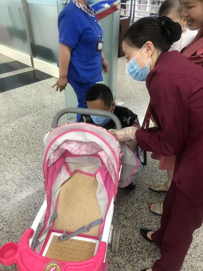圖片1.png“真情服務(wù)”是讓旅客更加安心、放心、舒心的出行。行查室作為部門進港服務(wù)的最后一個環(huán)節(jié)，在日常工作中也很注重服務(wù)細節(jié)。6月10日，行查室工作人員幫助旅客打開嬰兒車，為她排憂解難。.png