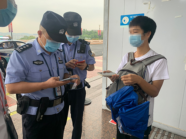 安檢站查獲一旅客冒用他人健康碼、核酸證明副本.jpg