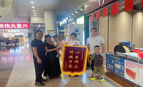 心系群眾，情暖萬家—— 綿陽機(jī)場(chǎng)安檢站暖心服務(wù)獲錦旗.png
